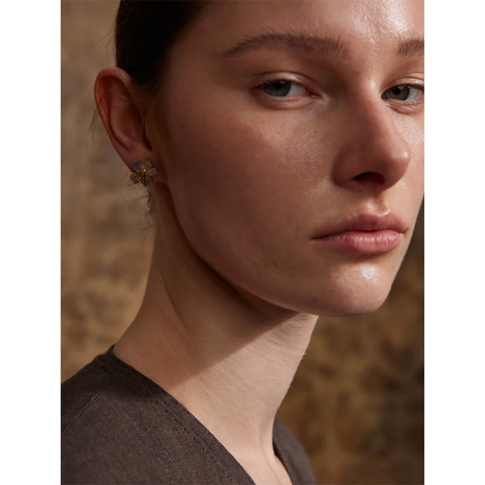 High-Quality Natural Shell Flower Stud Earrings . 18K Gold Plated Stainless Steel, Hypoallergenic Daily Jewelry for Women, Exquisite Elegant Design