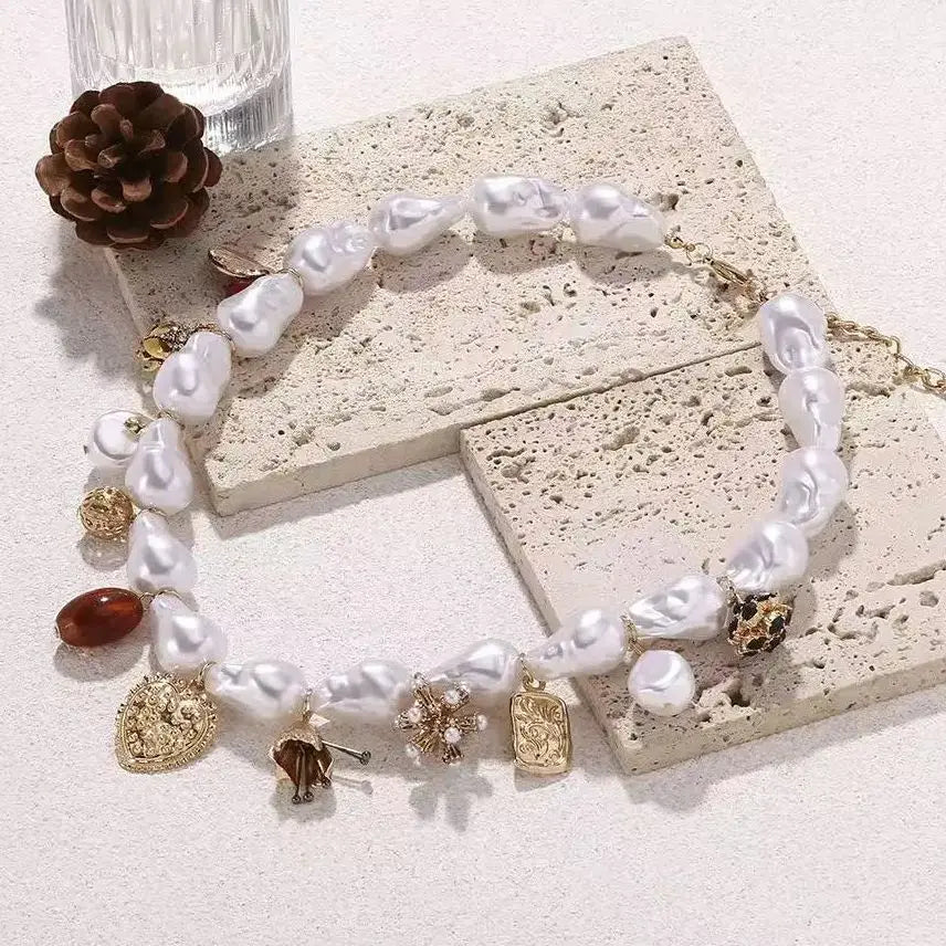 Elegant Baroque-Style Choker Necklace with Heart-Shaped Imitation Pearls and Geometric Design .A Perfect Touch for Your Summer Vibe