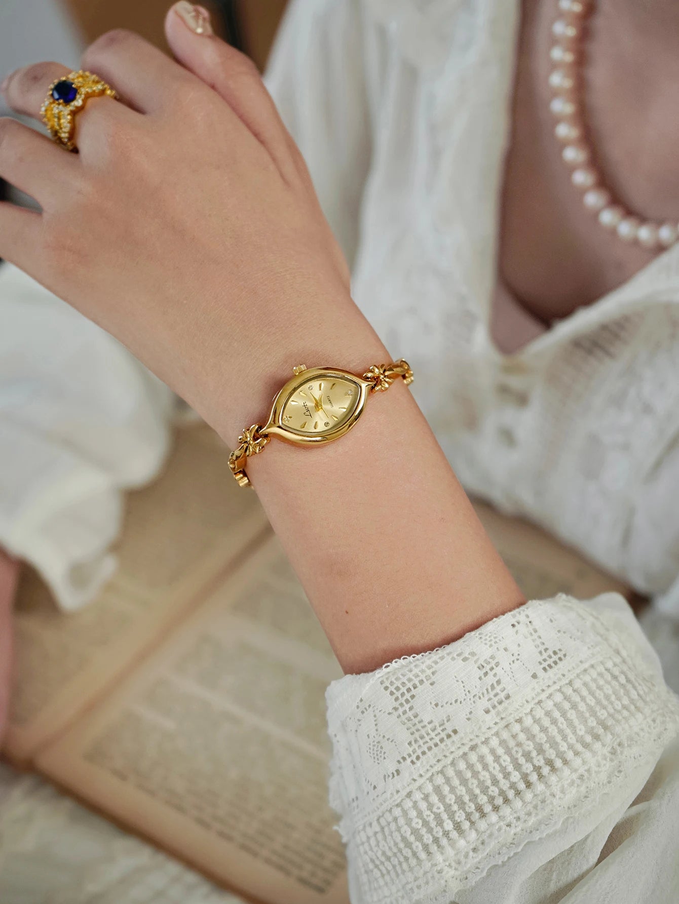 French Retro Gold Women's Watch ; Elegant Small Dial Quartz Bracelet Watch, Fashionable & Compact Waterproof Design for Daily Wear, Dinner, and Special Occasions