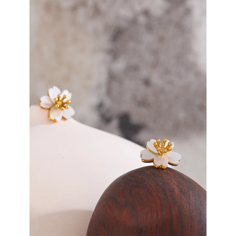 High-Quality Natural Shell Flower Stud Earrings . 18K Gold Plated Stainless Steel, Hypoallergenic Daily Jewelry for Women, Exquisite Elegant Design
