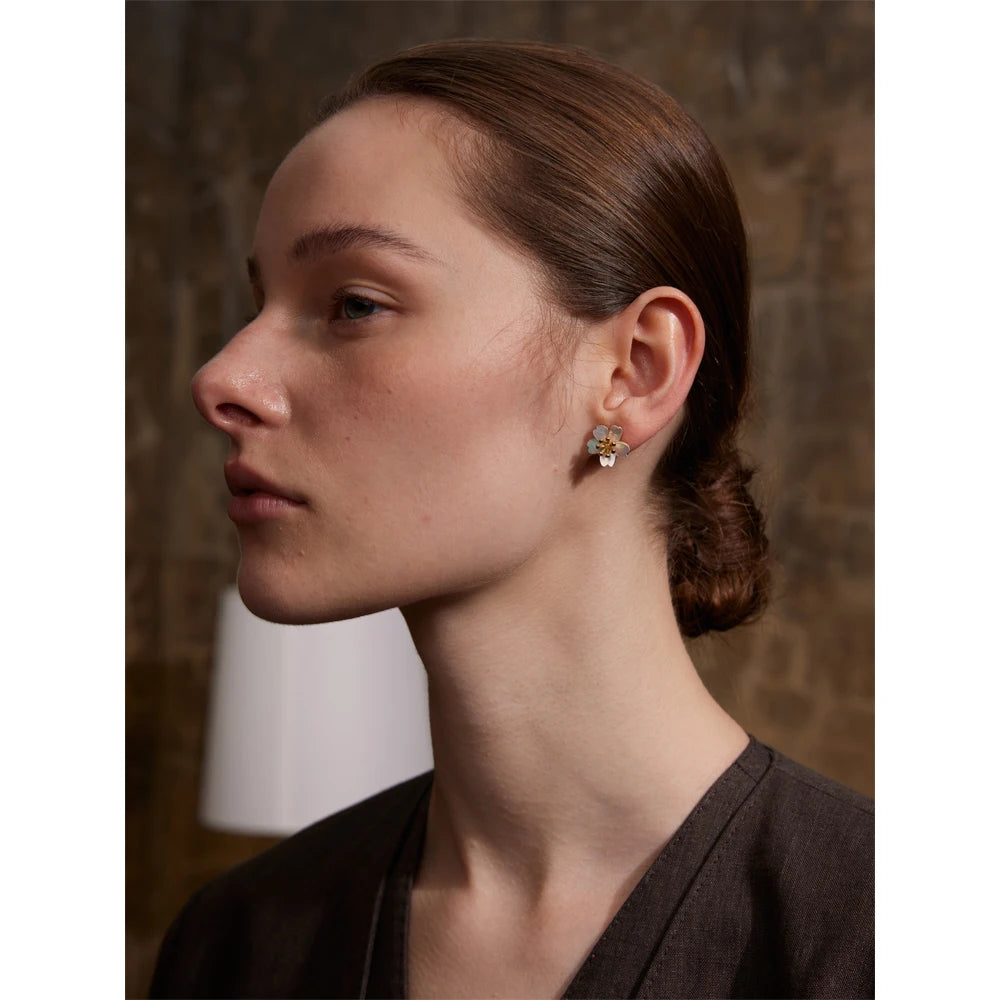 High-Quality Natural Shell Flower Stud Earrings . 18K Gold Plated Stainless Steel, Hypoallergenic Daily Jewelry for Women, Exquisite Elegant Design