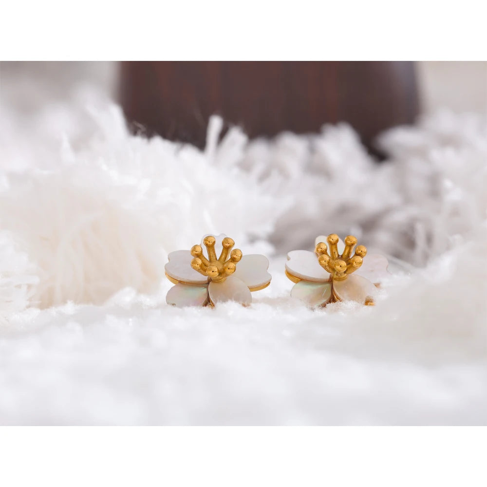 High-Quality Natural Shell Flower Stud Earrings . 18K Gold Plated Stainless Steel, Hypoallergenic Daily Jewelry for Women, Exquisite Elegant Design
