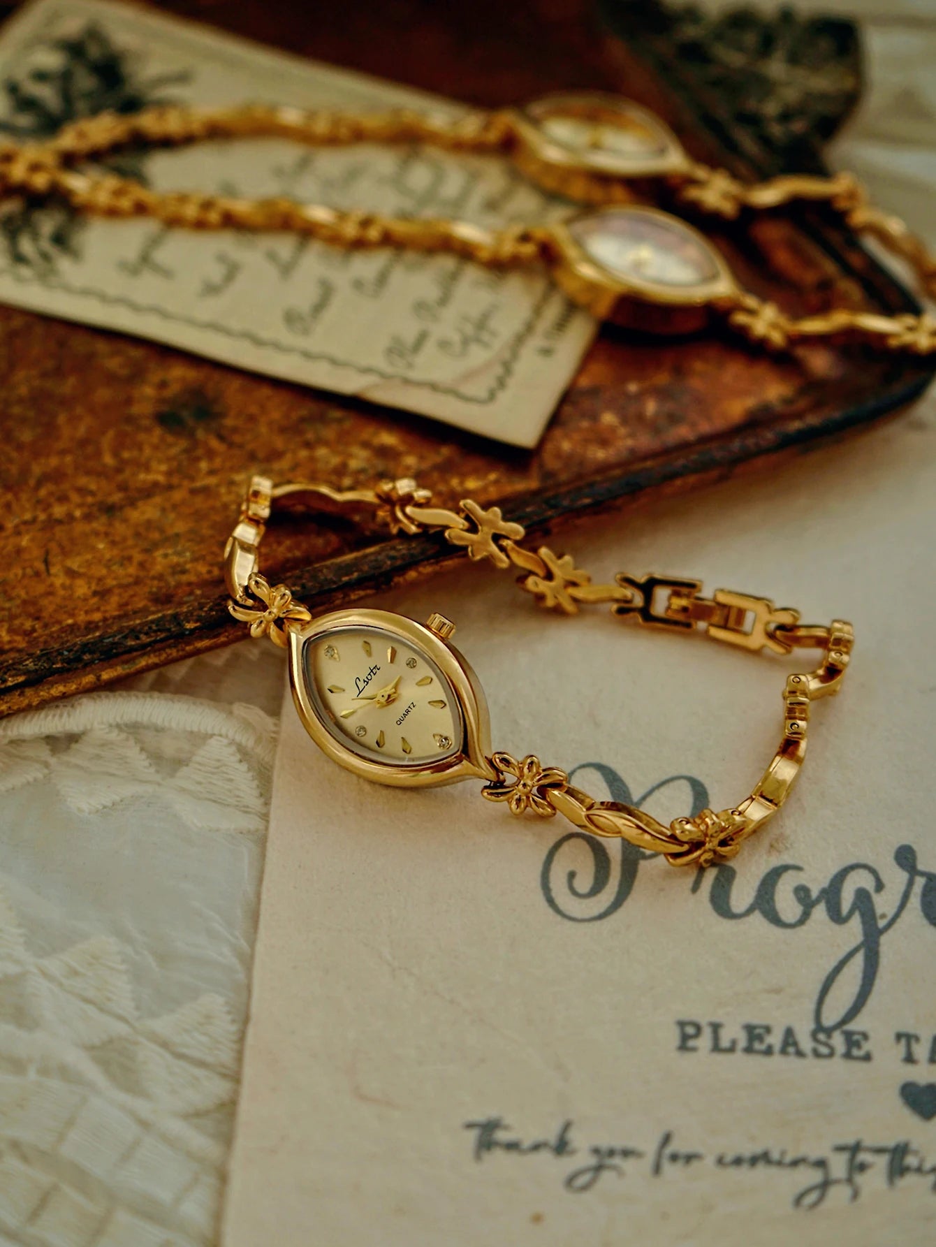 French Retro Gold Women's Watch ; Elegant Small Dial Quartz Bracelet Watch, Fashionable & Compact Waterproof Design for Daily Wear, Dinner, and Special Occasions