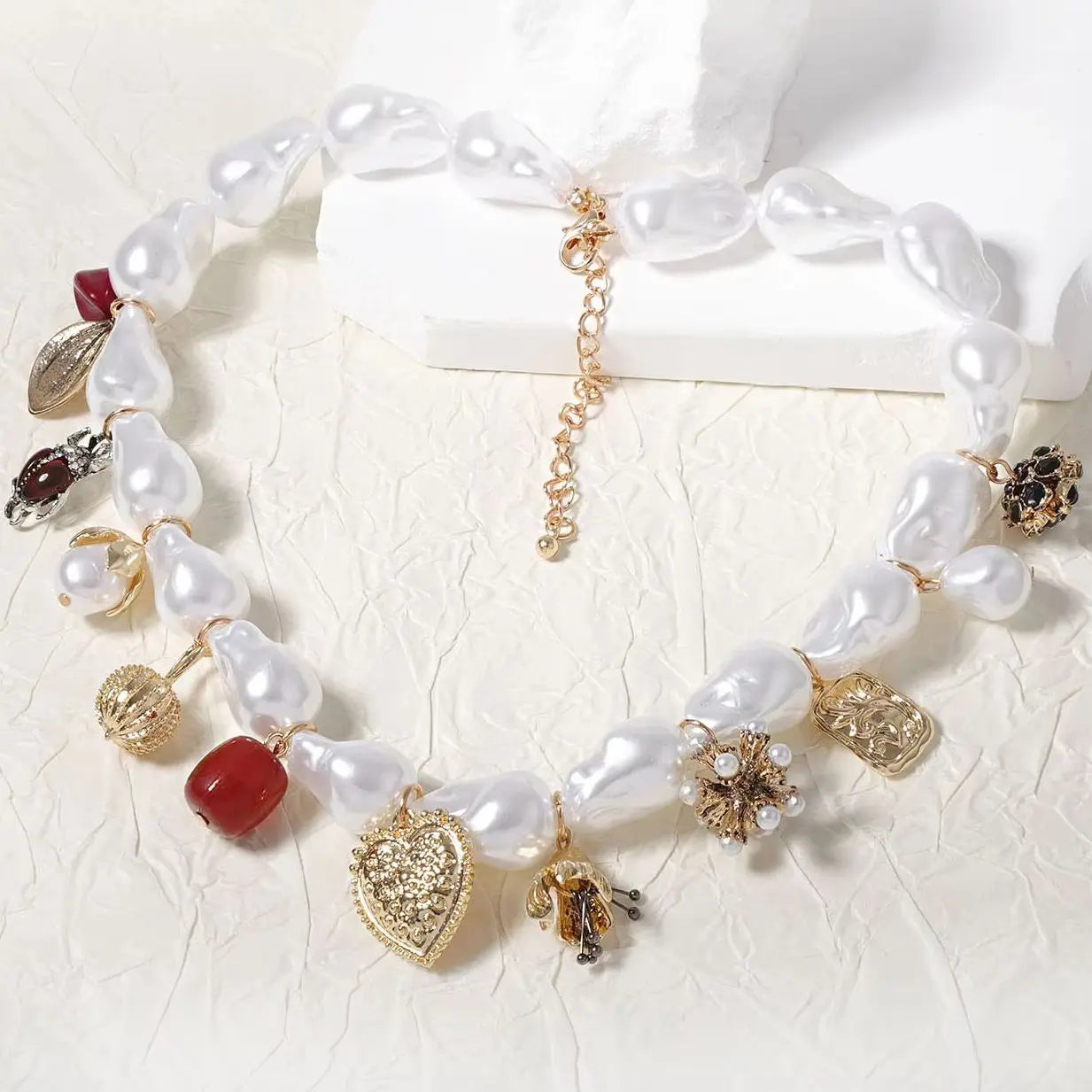 Elegant Baroque-Style Choker Necklace with Heart-Shaped Imitation Pearls and Geometric Design .A Perfect Touch for Your Summer Vibe