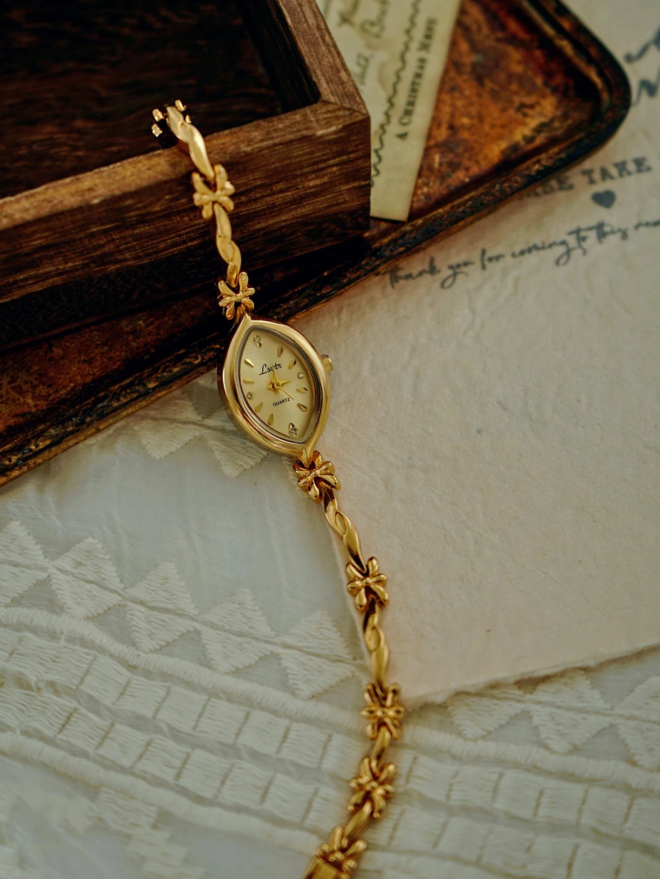 French Retro Gold Women's Watch ; Elegant Small Dial Quartz Bracelet Watch, Fashionable & Compact Waterproof Design for Daily Wear, Dinner, and Special Occasions