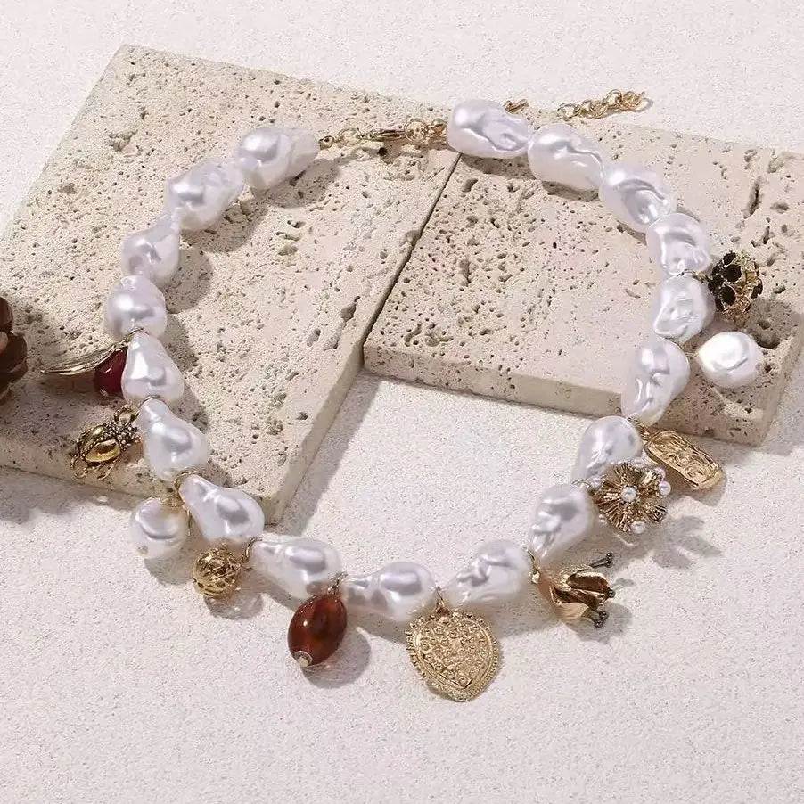 Elegant Baroque-Style Choker Necklace with Heart-Shaped Imitation Pearls and Geometric Design .A Perfect Touch for Your Summer Vibe
