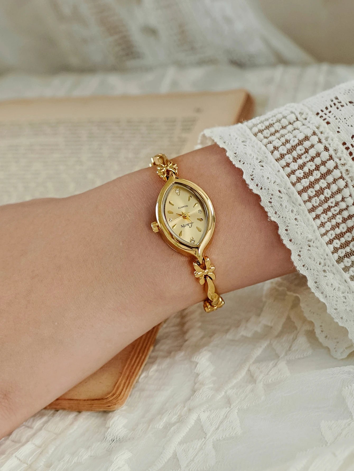 French Retro Gold Women's Watch ; Elegant Small Dial Quartz Bracelet Watch, Fashionable & Compact Waterproof Design for Daily Wear, Dinner, and Special Occasions