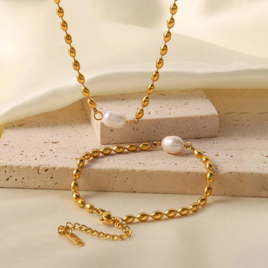 Vintage-Inspired 18K Gold Plated Stainless Steel Necklace . Featuring a Delicate Bead Chain and a Timeless Single Pearl Pendant. A Perfect Blend of Classic Elegance and Modern Charm