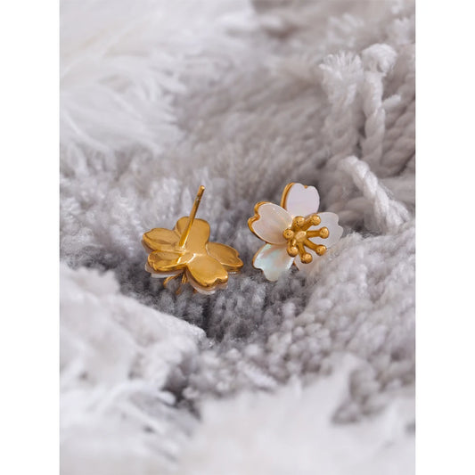 High-Quality Natural Shell Flower Stud Earrings . 18K Gold Plated Stainless Steel, Hypoallergenic Daily Jewelry for Women, Exquisite Elegant Design